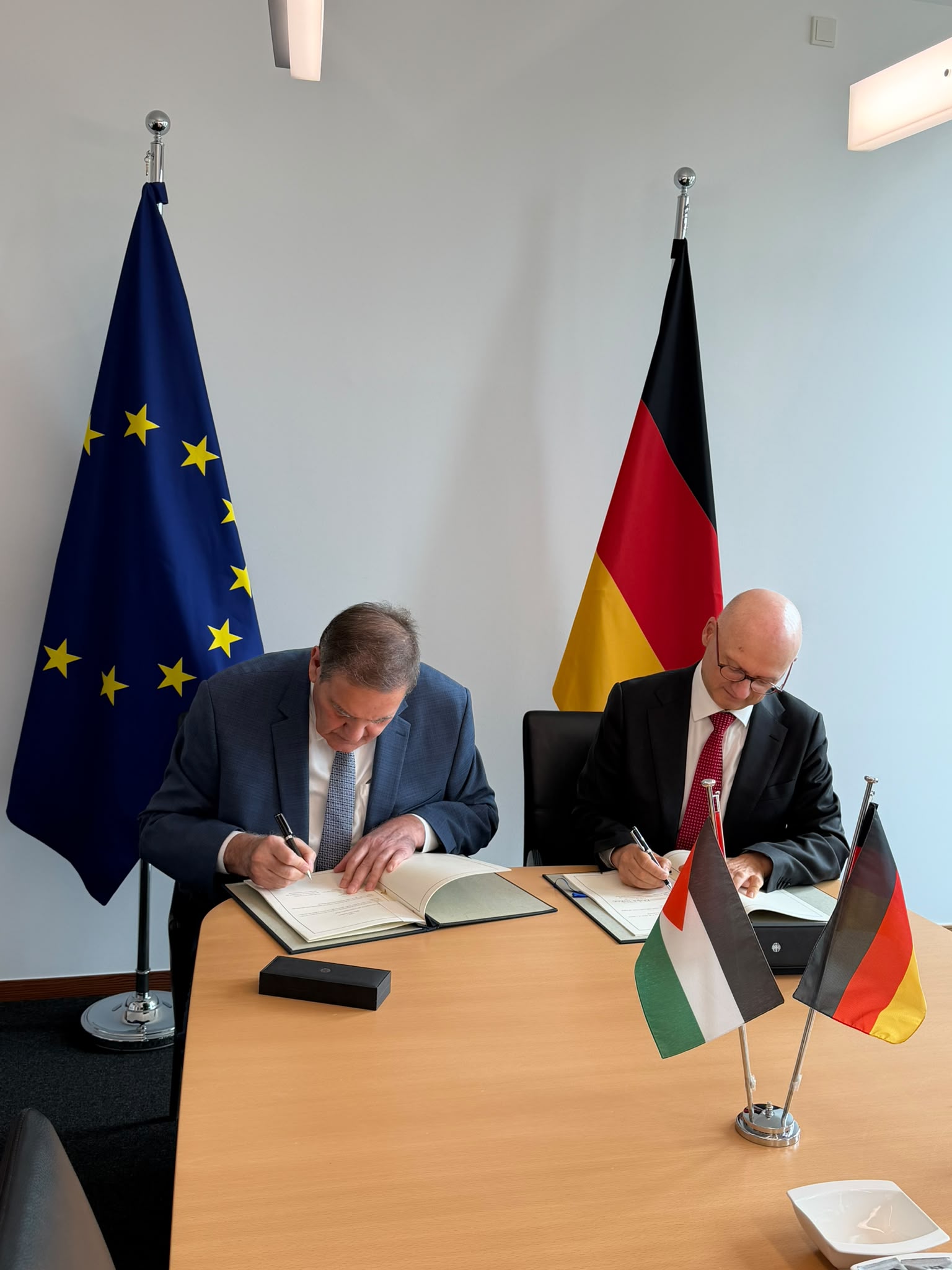 © BMFTR 2026: Dr. Khaled Toukan, Director of SESAME (left), and Dr. Marcus Pleyer, State Secretary at the Federal Ministry of Research, Technology and Space (BMFTR) (right), signing the historic agreement in Berlin. 